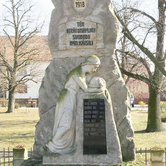 Pomník padlým na návsi v Děčanech