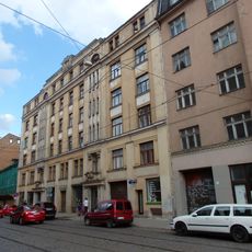 Īres nams ar veikaliem