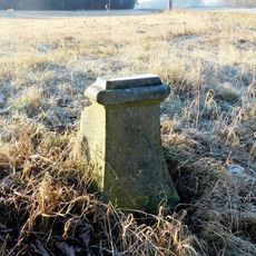 Podstavec kříže na odbočce na Těšenov