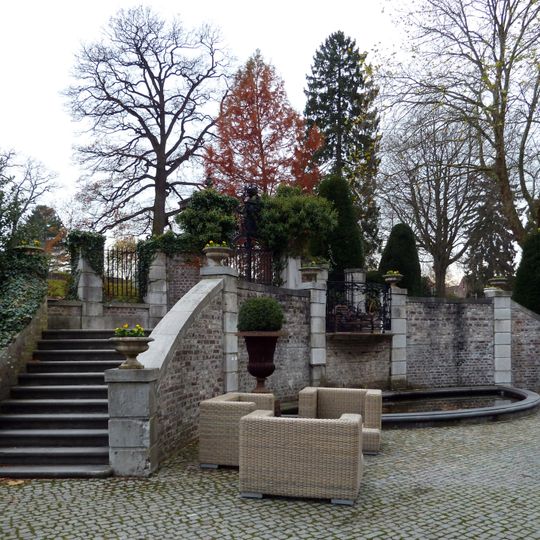 Bloemendal Castle: landing steps with retaining walls, balustrades, pillars and wrought iron gate