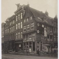 Pand met gevel onder rechte lijst