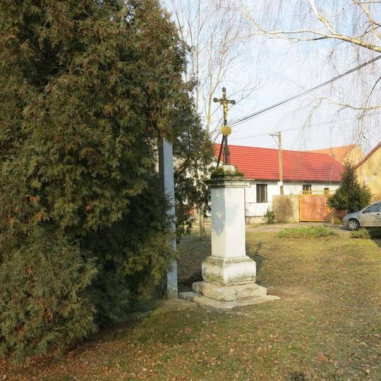 Kříž na návsi ve Vražkově