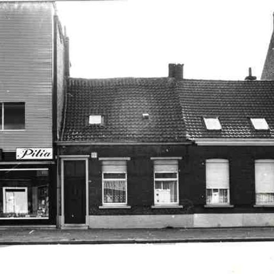 Drie arbeiderswoningen aan Bredabaan 223-225, 233