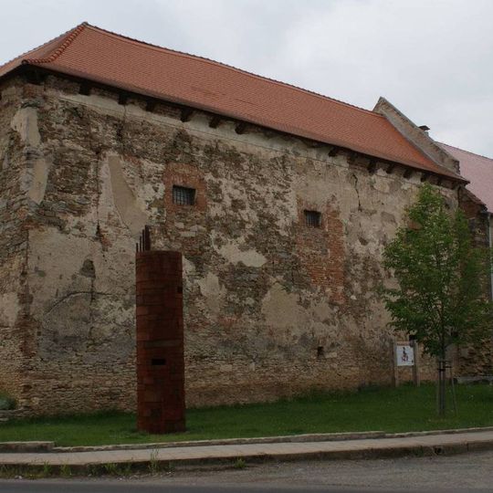 Ocelová plastika před bývalou tvrzí ve středu Nebovid