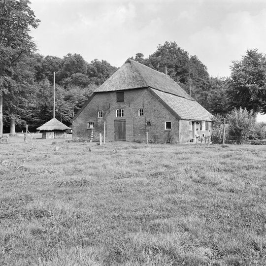 Eenvoudig, doch goed bewaard Veluws boerderijtje met wolfdak, door riet en pannen gedekt