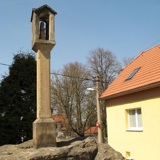 Boží muka se sochou svatého Rocha