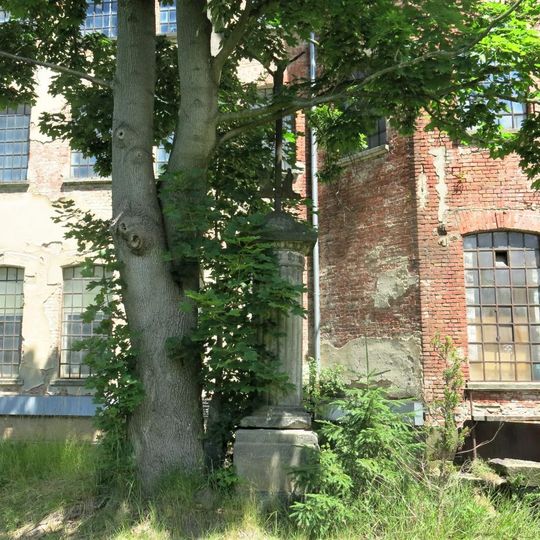 Kříž u Mandavy za zahradou domu 2 v Dolních Křečanech