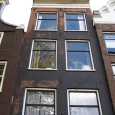 Pand met gevel onder rechte lijst met houten opzetstuk