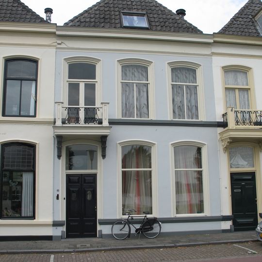 Pand met gepleisterde lijstgevel en schilddak