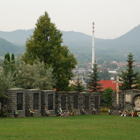 Pamätník obetiam bans. nešťastí, pilier s tabuľou pamätnou VI.