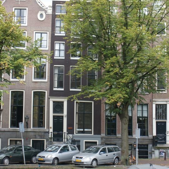 Huis achter een gevel onder rechte lijst en met deurpartij
