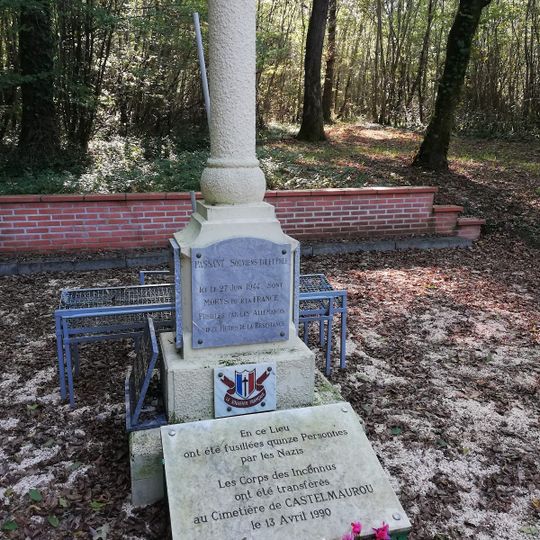 Monument aux fusillés du Bois de la Reulle
