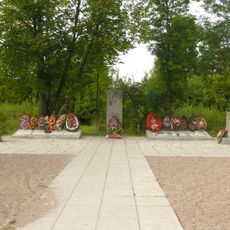 Братская могила советских воинов, погибших в борьбе с фашистами, и где похоронен Герой Советского Союза Д. Каипов (Батецкий)