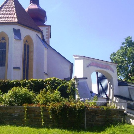 Friedhof mit Toranlagen, Ummauerung und integr. Figurenbildstöcken