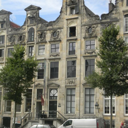 Pand met zandstenen halsgevel met oeils-de-boeuf, frontons enz