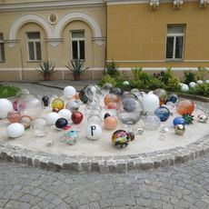 Plastika Pocta sklářům na zámeckém nádvoří ve Světlé nad Sázavou