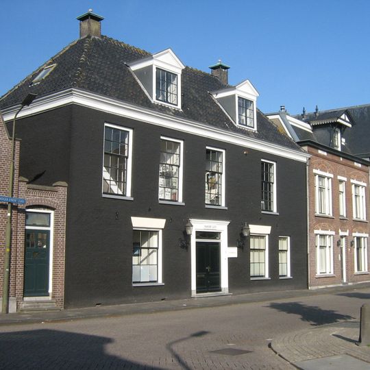 Hoogerlust, rechthoekig huis met rechte kroonlijst