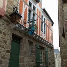Maison et jardin du chapeau blanc