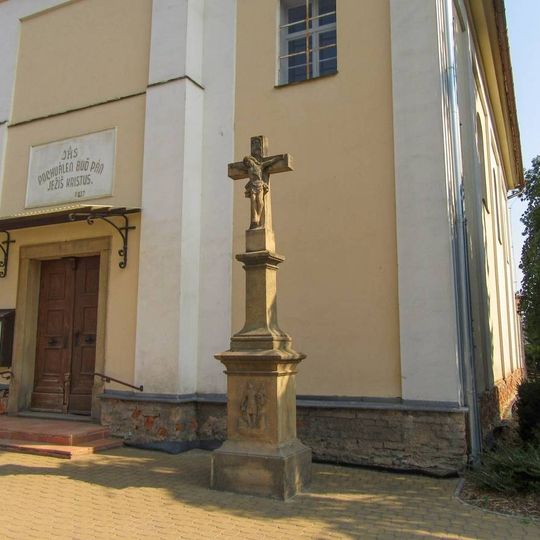 Kříž v Troubelicích před kostelem