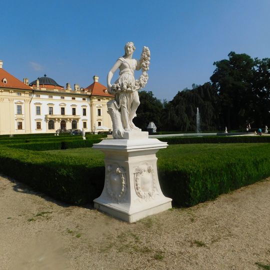 Socha Flory v zámeckém parku ve Slavkově