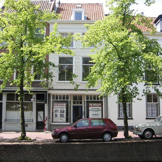 Pand onder dwars zadeldak met gepleisterde lijstgevel