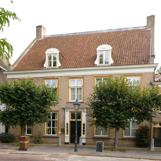 Breed laat 18e-eeuws pand, hoog zadeldak