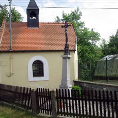 Kříž v Milčicích u kaple