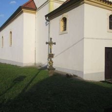 Kříž u kostela v Popovicích