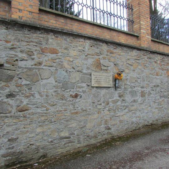 Pamětní deska Obětem 2. světové války na zdi hřbitova v Jihlavě