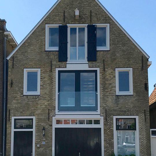 Pakhuis onder diep zadeldak