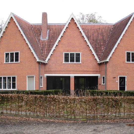 Garage annex dienstwoningen