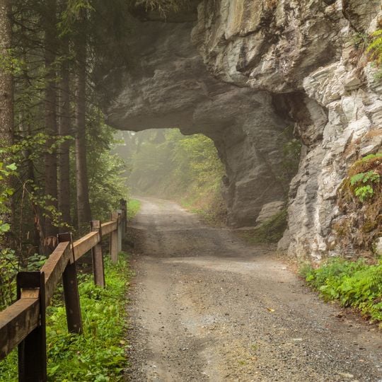 Felsüberhang an dem Weg zwischen Waltensburg/Vuorz und Breil/Brigels