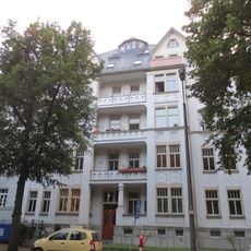 Mietshaus in geschlossener Bebauung mit Vorgarten Barbarossastraße 73