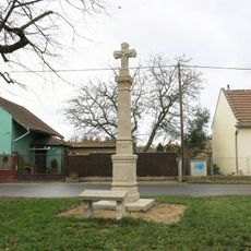 Kříž v Hlavní ulici v Mlékojedech u Neratovic