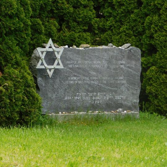 Pomník obětem holocaustu na židovském hřbitově v Jihlavě
