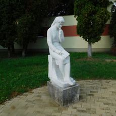 Socha dívky u sportovní školy v Uherském Hradišti