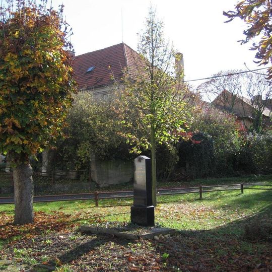 Pomník padlým v obou světových válkách na návsi v Živoníně