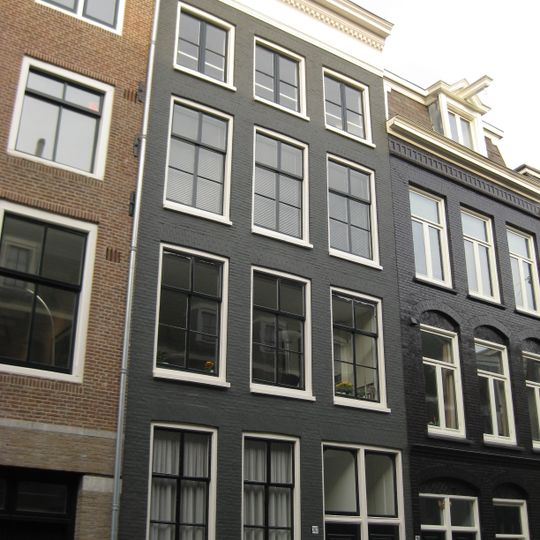 Pand met gevel onder rechte lijst goede roedenverdeling