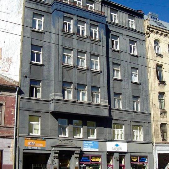 Īres nams ar veikaliem