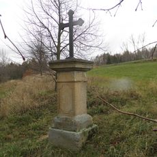 Kříž východně od cesty nad Včelním hrádkem u Jílového