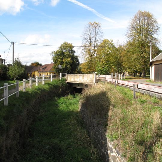Most silnice II/184 přes potok v Malechově u čp. 35