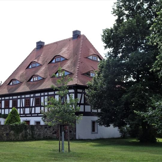 Alte Kirchschule , Seitengebäude und Einfriedung Dubrauker Straße 6, 7