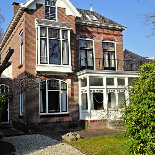 Woonhuis Dr. Nassaulaan 16 in overgangsstijl