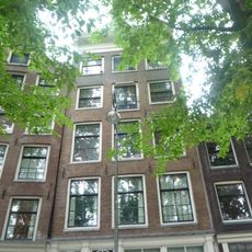 Pand met gevel onder rechte lijst met consoles