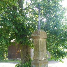 Kříž na rozcestí v osadě Skuhrov