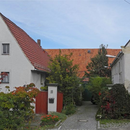 Wohnstallhaus, Seitengebäude und Scheune eines Dreiseithofes Eutschützer Straße 11
