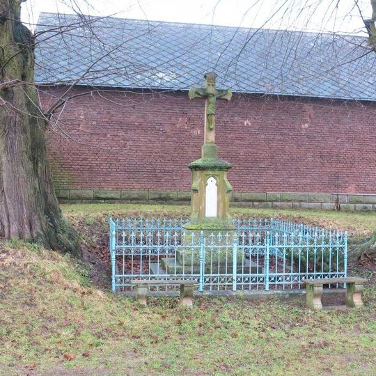 Kříž na návsi v Hořenicích