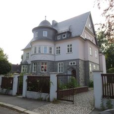 Villa mit Garten, Einfriedung und Remise Mendelejewstraße 2