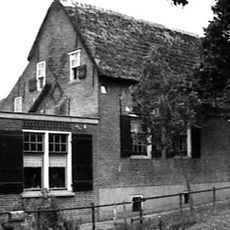 Gedeelte van een boerderij woonhuis onder rieten dak