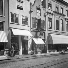 Pand met tuitgevel met rollaag en gebeeldhouwde voluten op geprofileerde dekplaten, gedateerd in een smalle banderolle onder de geprofileerde topdekplaat: 1724